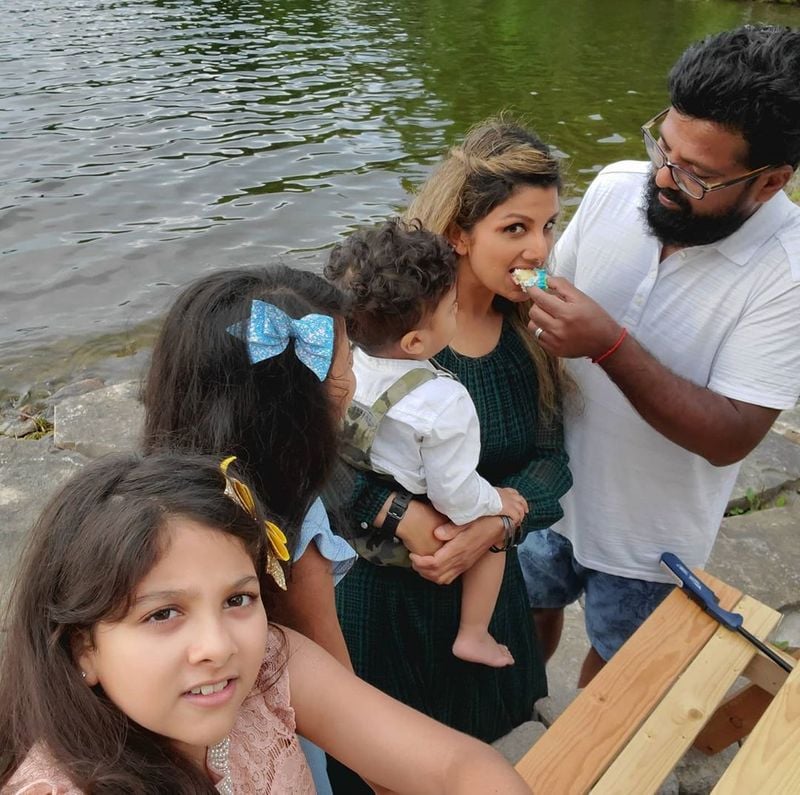 கணவர் காதலோடு கேக் ஊட்ட... செல்பி எடுக்கும் ரம்பாவின் மகள் 