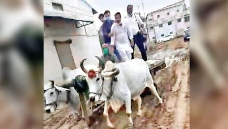 उद्योगपतियों कंधे पर लैपटॉप टांगे हुआ थे और एक हाथ में वह आई फोन लिए हुए थे। वहीं वह बैलों की डोर भी पकड़े हुए थे। इस अनोखो विरोध में औद्योगिक संगठन के अध्यक्ष प्रमोद जैन, सचिव हरीश नागर, रमेश पटेल शामिल हुए। 