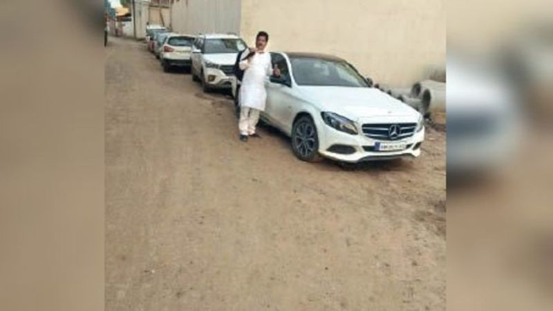 बैलगाड़ी से फैक्ट्री पहुंचने के बाद उद्योगपतियों की लग्जरी कार को उनके ड्राइवर लेकर पहुंचे। 