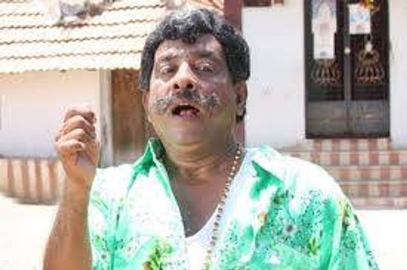 ಹಾಸ್ಯ ನಟ ಮನೋಬಲ 'ವೇಸ್ಟ್ ಪೇಪರ್' ಯೂಟ್ಯೂಬ್ ಚಾನೆಲ್ನಲ್ಲಿ ವಡಿವೇಲು ಸಂದರ್ಶನ ನೀಡಿದ್ದರು .