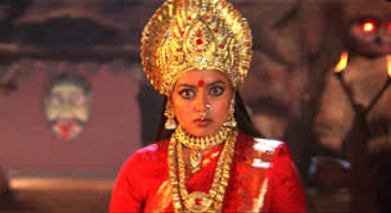 மறைந்த பிரபல நடிகை சௌந்தர்யா அம்மன் வேடத்தில் 