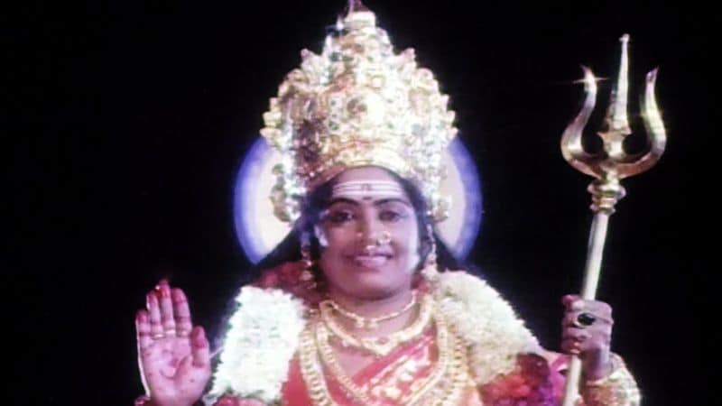 அந்த காலத்து புன்னகை அரசி... தான் பெரும்பாலும் பல படங்களில் அம்மன் வேடத்தில் நடித்துள்ளார். இவருடைய கண்களை விட, கனிவான சிரிப்பு இவருடைய படங்களில் அதிகம் பேசப்படும்.