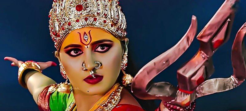 தெலுங்கில் வெளியாகி மிகப்பெரிய வரவேற்பை பெற்ற பஞ்சமுகி படத்தில் நடிகை அனுஷ்கா ஷெட்டி அம்மன் வேடத்தில் நடித்த போது...