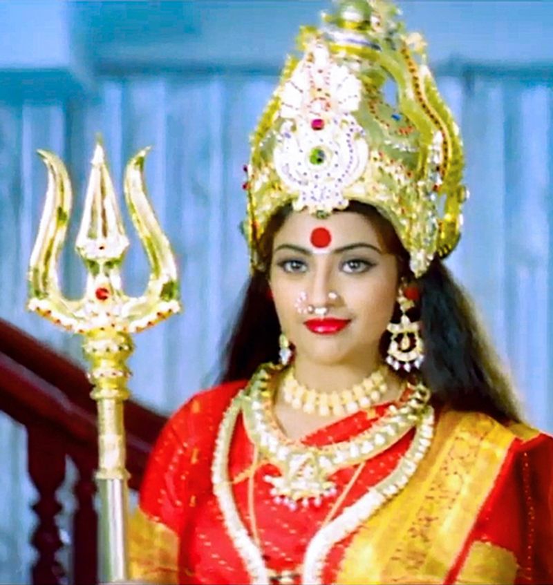 பாளையத்தம்மன், படை வீட்டம்மன் உள்ளிட்ட சில படங்களில் நடிகை மீனா அம்மன் வேடத்தில் நடித்து பக்தி பரவசம் பொங்க காட்சி அளித்தவர்.