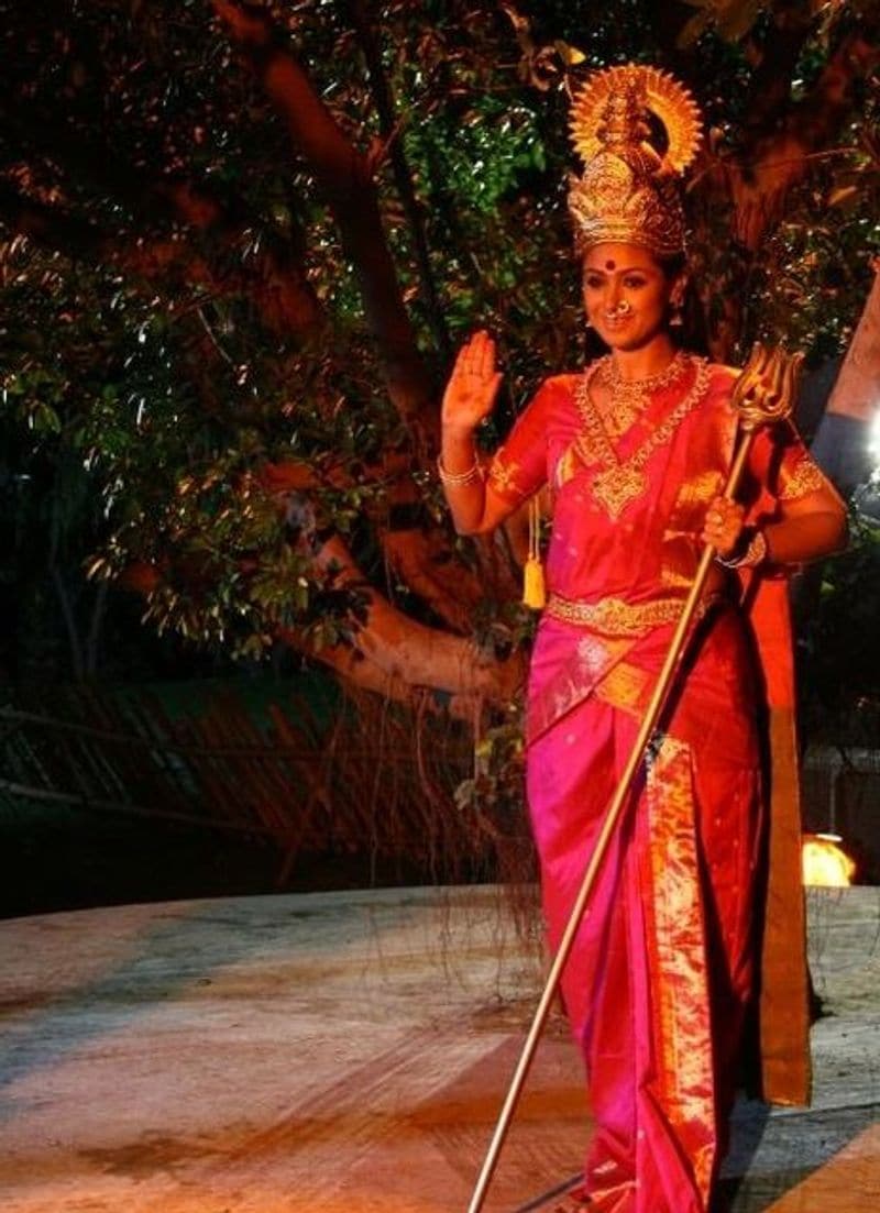 நடிகை சிம்ரன் அம்மன் வேடத்தில் திரைப்படங்களில் நடிக்கவில்லை என்றாலும், நவவெள்ளி என்கிற டெலி சீரியலில் அம்மனாக நடித்துள்ளார்.