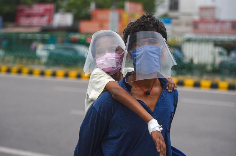 1. मास्क का प्रयोग
गृह मंत्रालय ने कहा है कि सार्वजनिक स्थानों, कार्यस्थलों और सफर के दौरान सभी को फेस कवर करना जरूरी होगा। पीएम मोदी पहले भी कह चुके हैं कि लोग घर में बने मास्क या गमछे का प्रयोग करें। यानी सरकार ने साफ कर दिया है कि मास्क पहनना अनिवार्य है।
