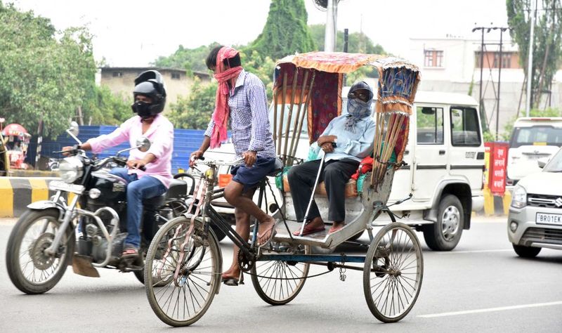10. कार्य स्थलों पर सोशल डिस्टैंसिंग
कार्यस्थलों पर आपस में सोशल डिस्टेंसिंग और शिफ्ट के बीच में गैप रखने के निर्देश हैं। शिफ्ट और लंच ब्रेक के बीच में भी समय होना चाहिए। जिससे एक साथ एक ही जगह पर ज्यादा लोग इकठ्ठा न हो सके और कोरोना के संक्रमण से बचा जा सके।