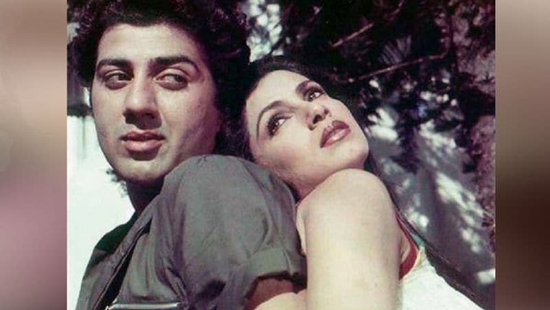 স্বামী রাজেশের সঙ্গে বিচ্ছেদ হয়ে যাওয়ার পরই ডিম্পলের জীবনে আসে সানি দেওল। সানির সঙ্গে বেশ কয়েকটি ছবিতেই কাজ করেছেন ডিম্পল। এমনকী অনস্ক্রিন হিট জুটি তকমাও পেয়েছিল এই জুটি। তারপর থেকেই বাস্তব জীবনেও ঘনিষ্ঠতা বাড়তে থাকে।