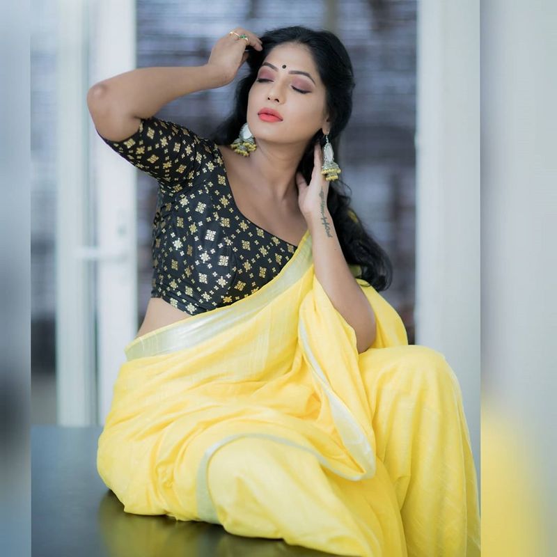 சன் டிவி தொலைக்காட்சியில் ஒளிபரப்பான 'சன் சிங்கர்' நிகழ்ச்சியின் மூலம் தொகுப்பாளராக அறிமுகமானவார் ரேஷ்மா. 