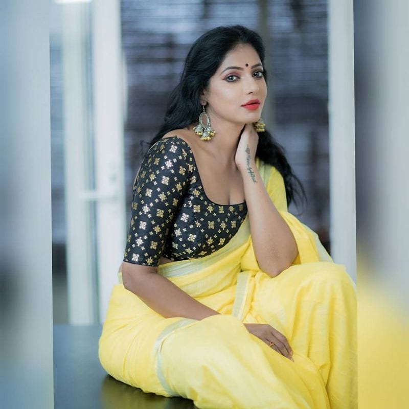 ரசிகர்களால் குணச்சித்திர நடிகையாக அறியப்பட்ட ரேஷ்மா, கடந்த ஆண்டு நடைபெற்ற பிக்பாஸ் சீசன் 3 நிகழ்ச்சியில் கலந்து கொண்டு விளையாடினர்.