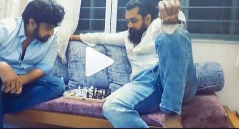 ಟಿಕ್ ಟಾಕ್ ಮೂಲಕ ಸಹೋದರ ಧ್ರುವನೊಂದಿಗೆ ಬರುತ್ತಿದ್ದರು.