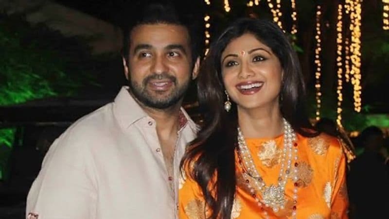 শিল্পা শেট্টি ও রাজ কুন্দ্রার প্রথম দেখা হয়েছিল লন্ডনে। ২০০৭ সালে রিয়্যালিটি শো বিগ ব্রাদার জয়ের পরেই জনপ্রিয় হয়ে ওঠেন শিল্পা। সেই সময়েই রাজেরও ব্যবসায় দারুণ সুনাম হয়। শিল্পার পারফিউম ব্র্যান্জ এস২ এর প্রচারের সময়েই দুজনেই প্রথম দেখা হয়েছিল।