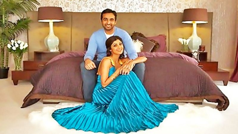 এছাড়া মুম্বইে সমুদ্রের পাশে একটি ভিলা উপহার দিয়েছেন স্ত্রী শিল্পাকে। যার নাম কিনারা।