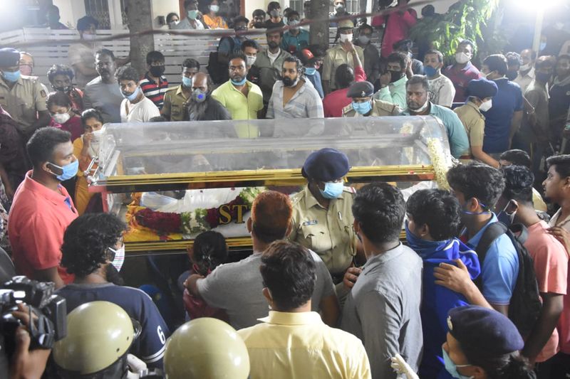 ಈ ವೇಳೆ ಬಿಕ್ಕಿ ಬಿಕ್ಕಿ ಅತ್ತ ಚಿರು ಸರ್ಜಾ ತಾಯಿಚಿರು ಸರ್ಜಾ ತಮ್ಮ ಕೈ ಮೇಲೆ ಭಾರತದ ಫ್ಲಾಗ್ ಹಚ್ಚೆ ಹಾಕಿಸಿಕೊಂಡಿದ್ರು.. ಅಲ್ಲದೇ ಎದೆಯ ಮೇಲೆ ತ್ರಿಶೂಲ ಹಾಕಿಸಿಕೊಂಡಿದ್ದರು.ಧ್ವಜ ಹಾಗೂ ತ್ರಿಶೂಲ್ ಹಚ್ಚೆ ಮೇಲೆ ಚಿರುಗೆ ಅತೀವ ಪ್ರೀತಿ ಇತ್ತು.