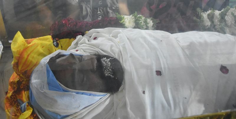 ಚಿರನಿದ್ರೆಯಲ್ಲಿ ಚಿರಂಜೀವಿ, ದರ್ಶನ ಪಡೆದ ಅಭಿಮಾನಿಗಳು