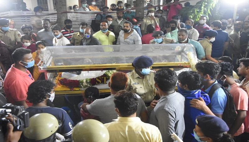 ಆದರೆ ಈ ವೇಳೆಯೂ ತನ್ನವರ ಕಾಳಜಿ ಬಯಸಿದ್ದ ಚಿರು ಹುಷಾರು ಕಣ್ರೋ, ಮೆಲ್ಲಗೆ ಕಾರು ಓಡಿಸ್ರೋ, ನನಗೇನೂ ಆಗಿಲ್ಲ ಎಂದಿದ್ದರಂತೆ.