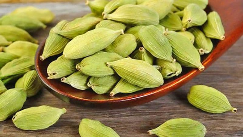 1. छोटी इलायची
यदि रात को सोते समय आपको डर लगता है या अचानक डर की वजह से उठ जाते हैं तो 5-6 छोटी इलायची एक कपड़े में बांधकर अपने तकिये के पास या तकिये के नीचे ही रख लेना चाहिए।
