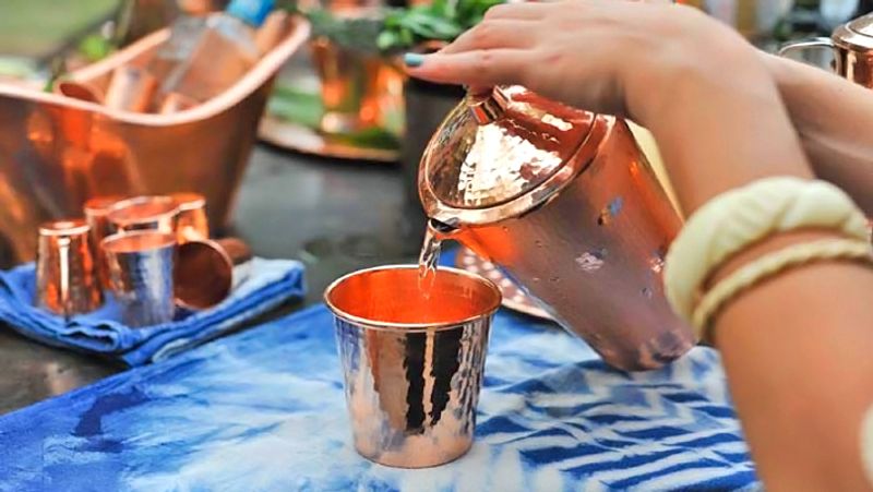 2. पानी से भरा तांबे का बर्तन
नींद में यदि डर लगता हो या नींद बीच में बार-बार टूट जाती है, तो पानी से भरा हुआ तांबे का बर्तन या घड़ा अपने बिस्तर के पास रखें और सुबह उस पानी को पौधों में डाल दें।
