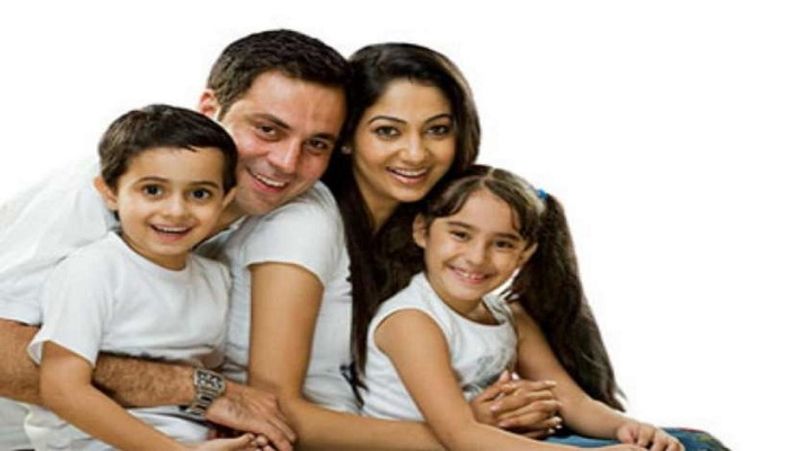 लोन की भी है सुविधा
इस पॉलिसी में लोन लेने की सुविधा भी मिलती है। इसके साथ ही, इस पॉलिसी को 3 महीने के बाद कभी भी सरेंडर किया जा सकता है। पॉलिसी सरेंडर करने के लिए किसी तरह के मेडिकल डॉक्युमेंट की जरूरत नहीं पड़ती है। 