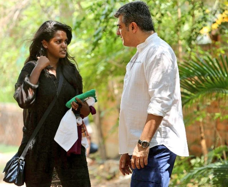 இந்த புகைப்படத்தையும் இதற்கு முன் ரசிகர்கள் பார்த்திருக்க வாய்ப்பில்லை. செம்ம ஸ்டைலிஷாக ஷூட்டிங் ஸ்பாட்டில் கூட கெத்து காட்டிய அஜித்.