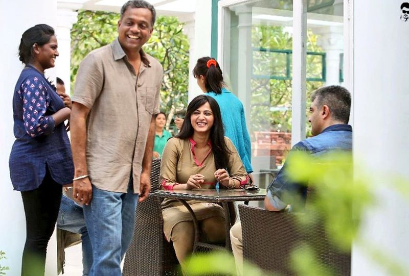 'என்னை அறிந்தால்' படத்தில் ஒரு முக்கிய கதாபாத்திரத்தில் நடித்த, நடிகை அனுஷ்காவுடன் ஷூட்டிங் ஸ்பாட்டில் ஜாலியாக தல அஜித், மற்றும் கெளதம் மேனன் ஆகியோர் பேசி கொண்டிருக்கும்போது எடுக்கப்பட்ட புகைப்படம்.