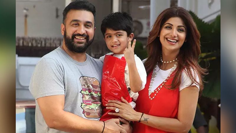राज ने शिल्पा को वेडिंग एनिवर्सरी पर दुबई के बुर्ज खलीफा में एक अपार्टमेंट गिफ्ट किया था, जिसकी कीमत करीब 50 करोड़ रुपए थी। ये अपार्टमेंट शिल्पा को तीसरी वेंडिग एनिवर्सरी पर गिफ्ट किया था।