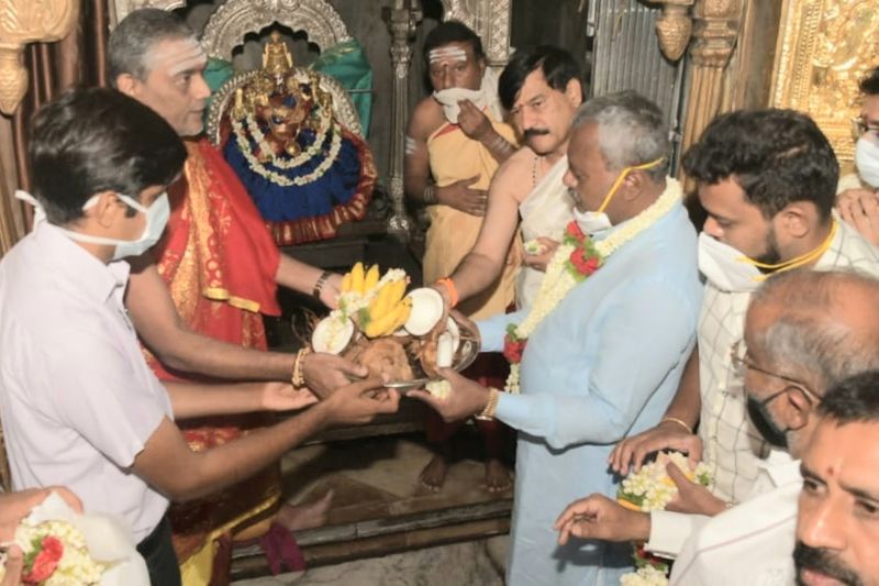 ಮೈಸೂರಿನ ಚಾಮುಂಡಿ ದೇವಸ್ಥಾನದಲ್ಲಿ ವಿಶೇಷ ಪೂಜೆ ಸಲ್ಲಿಸಿದ ಜಿಲ್ಲಾ ಉಸ್ತುವಾರಿ ಸಚಿವ ಎಸ್.ಟಿ.ಸೋಮಶೇಖರ್