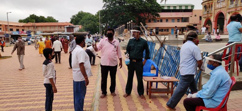 ಅಂತರ ಕಾಪಾಡಿಕೊಳ್ಳಲು ಬಾಕ್ಸ್ ಮಾರ್ಕ್ ಮಾಡಲಾಗಿದ್ದು, ಎಲ್ಲ ಭಕ್ತರಿಗೆ ಥರ್ಮಲ್ ಸ್ಕ್ರೀನಿಂಗ್ ಮಾಡಲಾಗುತ್ತಿದ್ದು, ಸ್ಯಾನಿಟೈಸರ್ ವ್ಯವಸ್ಥೆ ಮಾಡಲಾಗಿದೆ