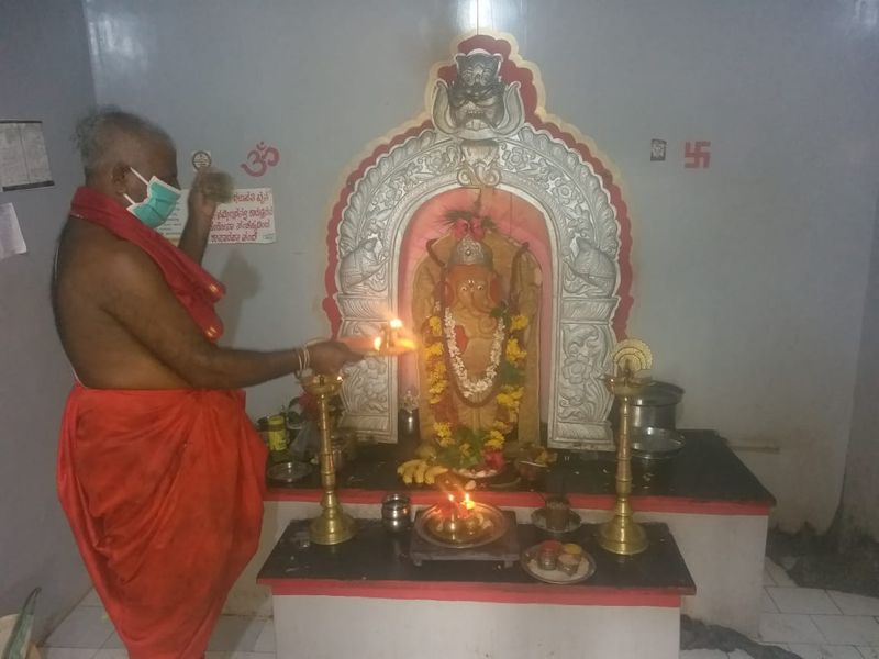 ಮಾಸ್ಕ್ ಧರಿಸಿಯೇ ಭಗವಂತನಿಗೆ ಪೂಜೆ ಸಲ್ಲಿಸಿದ ಅರ್ಚಕ