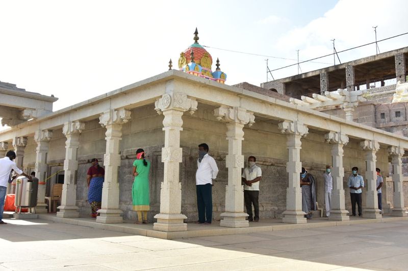 ಸಾಮಾಜಿಕ ಅಂತರ ಕಾಯ್ದುಕೊಂಡು ದೇವರ ದರ್ಶನಕ್ಕೆ ಪಡೆದ ಭಕ್ತಾಧಿಗಳು