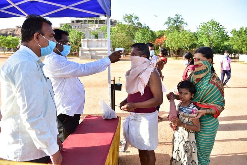 ಮುಂಜಾಗ್ರತಾ ಕ್ರಮವಾಗಿ ಭಕ್ತರಿಗೆ ಸ್ಕ್ರೀನಿಂಗ್ ಮಾಡುತ್ತಿರುವ ದೇವಸ್ಥಾನದ ಸಿಬ್ಬಂದಿ