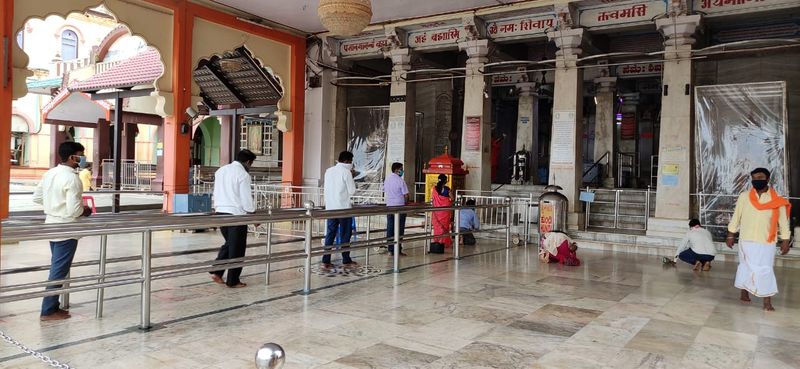 ಹುಬ್ಬಳ್ಳಿ ನಗರದ ಸದ್ಗುರು ಸಿದ್ಧಾರೂಢ ಮಠದಲ್ಲಿ ಬೆಳಗ್ಗೆಯಿಂದ ಸಿಧ್ಧಾರೂಢರ ದರ್ಶನಕ್ಕೆ ಅವಕಾಶ ಕಲ್ಪಿಸಲಾಗಿದೆ