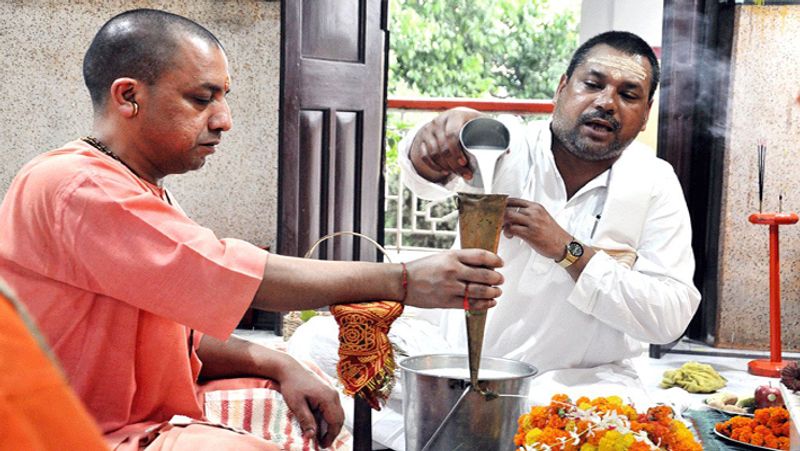कोरोना संक्रमण से निजात और लोक कल्याण के लिए मुख्यमंत्री योगी आदित्यनाथ ने सोमवार की सुबह गोरखनाथ मन्दिर में रुद्राभिषेक किया। मंदिर के शक्तिपीठ में आयोजित इस आनुष्ठानिक पूजन को प्रधान पुरोहित आचार्य रामानुज त्रिपाठी वैदिक ने वेदपाठी ब्राह्मणों के साथ सम्पन्न कराया। 