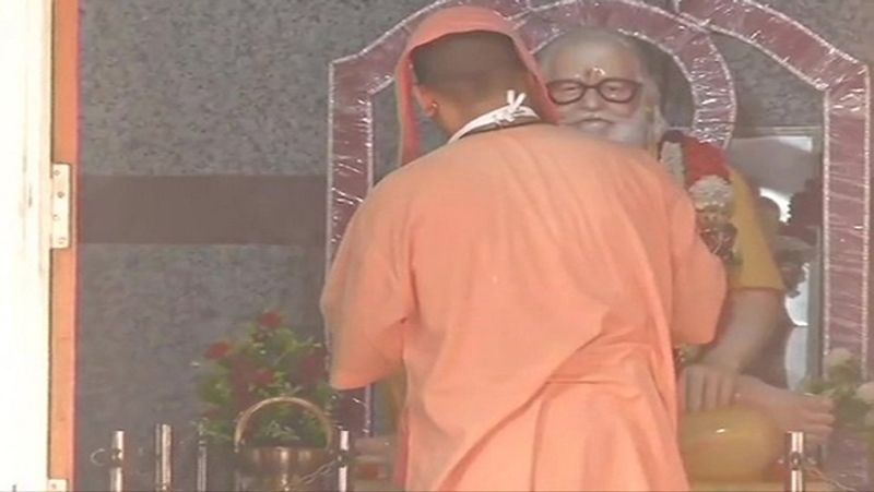 इससे पहले मुख्यमंत्री ने गुरु गोरखनाथ की वैदिक मंत्रोच्चार के साथ पूजा-अर्चना की और अपने गुरु ब्रह्मलीन महंत अवैद्यनाथ की समाधि स्थल पर जाकर आशीर्वाद लिया। इसी क्रम में उन्होंने मन्दिर परिसर का भ्रमण कर उस इंतजाम को देखा, जिसके लिए उन्होंने रविवार की देर रात निर्देशित किया था।
