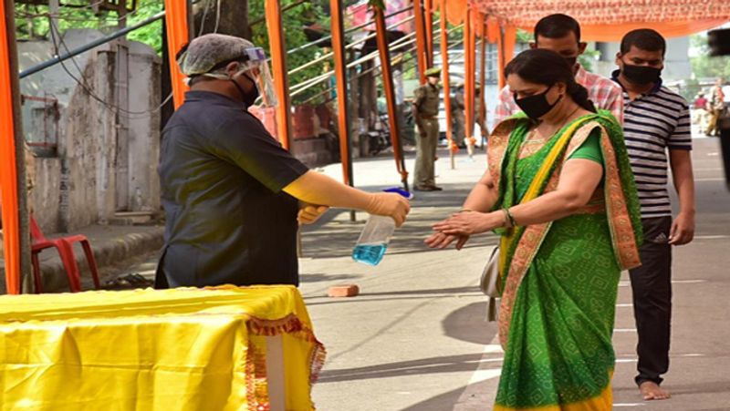 सरकार ने आज से धार्मिक स्थलों को फिर से खोलने की अनुमति दी है। हर जगह पर सरकार ने एहतियाती उपायों के साथ आज से सभी धार्मिक स्थलों को खोलने की अनुमति दी है। मंदिरों में समूह गायन की अनुमति नहीं है जबकि मूर्तियों और पवित्र पुस्तकों आदि को छूने की अनुमति नहीं है।