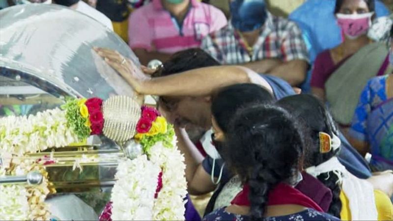 ತಮ್ಮ ಧ್ರುವ ಸರ್ಜಾ ಅಣ್ಣನ ಪಾರ್ಥಿವ ಶರೀರದ ಮುಂದೆಯೇ ನಿಂತು ಬಿಕ್ಕಿ ಅತ್ತ ದೃಶ್ಯ ಎಂಥವರ ಮನವನ್ನೂ ಕಲಕುವಂತಿತ್ತು.