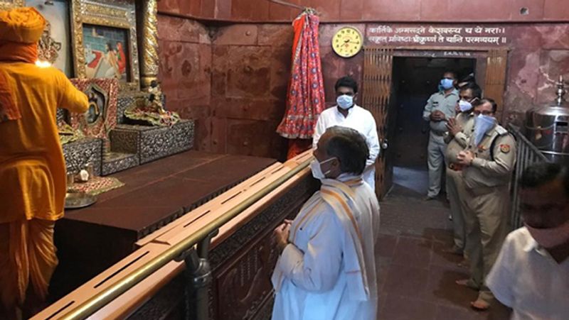 धार्मिक स्थलों को खोलने की इजाजत के बाद आशंका थी कि लाक डाउन थमने के बाद बड़ी संख्या में श्रद्धालु मंदिर की ओर उन्मुख होंगे पर ऐसा नहीं हुआ और औसत संख्या में ही श्रद्धालु दर्शन करने पहुंचे। ऐसे में कोरोना से बचाव की दृष्टि से शारीरिक दूरी सुनिश्चित कराने और सैनिटाइजेशन को लेकर प्रशासन एवं तमाम मंदिर प्रबंधन सहूलियत महसूस की।
