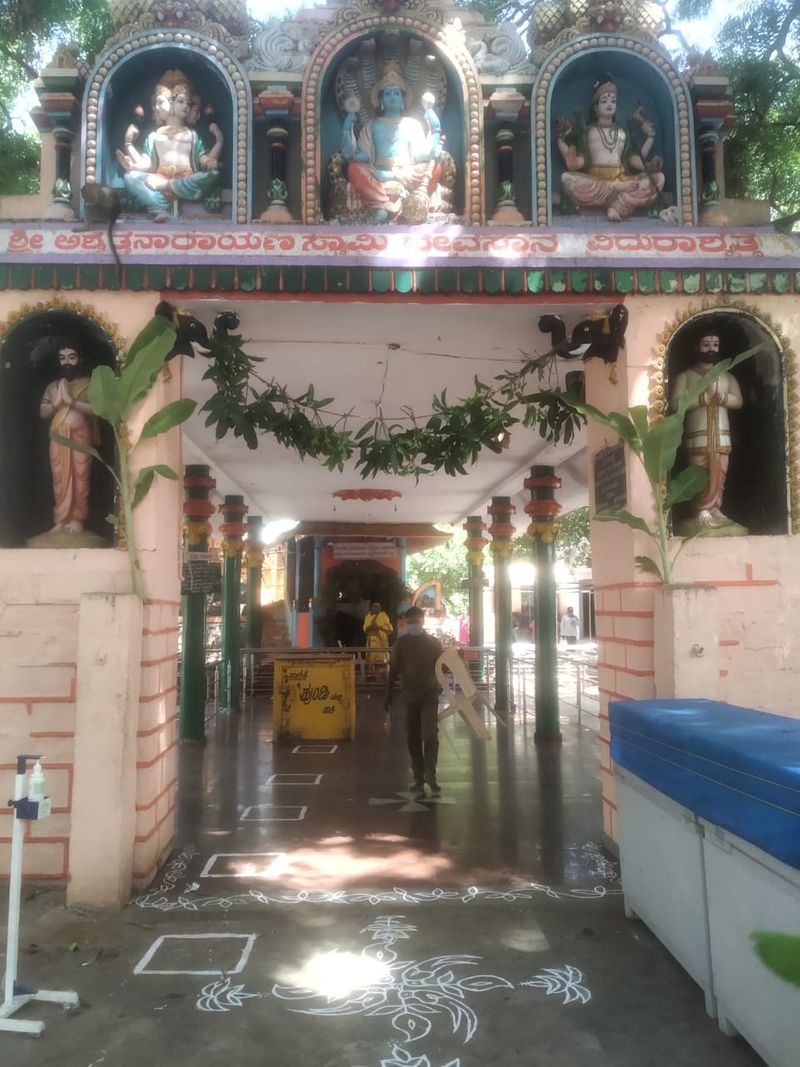 ಚಿಕ್ಕಬಳ್ಳಾಪುರ ಜಿಲ್ಲೆ ಗೌರಿಬಿದನೂರು ತಾಲೂಕಿನ ವಿಧುರಾಶ್ವತ್ಥ ದೇವಾಲಯದಲ್ಲಿ ಭಕ್ತರಿಗಾಗಿ ಕಾಯುತ್ತಿರುವ ದೇವರು