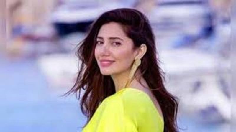 Ranbir Kapoors photo with a Pakistani actress is viral