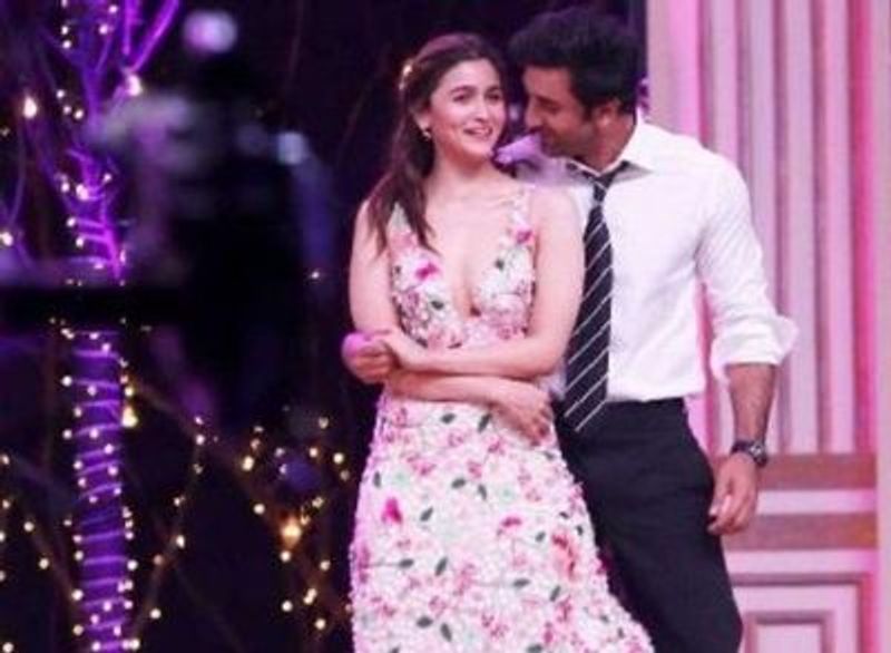 Ranbir Kapoors photo with a Pakistani actress is viral