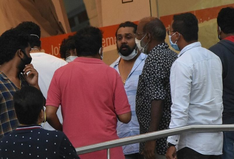 கொரோனா அச்சத்தை பொருட்படுத்தாமல் சிரஞ்சீவிக்கு அஞ்சலி செலுத்த வந்த பிரபலங்கள் மற்றும் நண்பர்கள் 