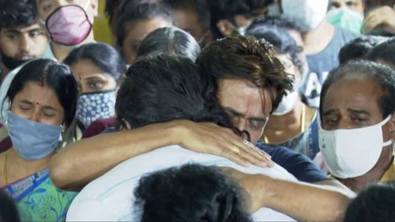 சகோதரனை இழந்து தவிக்கும் உடன் பிறப்புக்கு கட்டி அணைத்து ஆறுதல் 