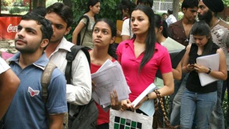 Bihar Police Recruitment 2020:
बिहार पुलिस (Bihar Police) में हजारों पदों पर वैकेंसी के संबंध में नोटिफिकेशन जारी किया गया है। सब इंस्पेक्टर (Sub Inspector) और सर्जेंट (Sergeant) के पदों पर भर्तियां होने जा रही हैं। बिहार पुलिस सब-ऑर्डिनेट सर्विसेस कमीशन (BPSSC) ने ये वैकेंसी निकाली है। इसके लिए आवेदन की प्रक्रिया भी शुरू हो चुकी है। वैकेंसी में कुल पदों की संख्या 2213 है, जिसमें पुलिस सब इंस्पेक्ट के 1998 पद और सर्जेंट के 215 पद हैं।
इन पदों पर नियुक्त होने वाले उम्मीदवारों का पे-स्केल लेवल-6 के अनुसार 35,400 रुपये प्रति माह से लेकर 1,12,400 रुपये प्रति माह तक होगा। आवेदन करने की अंतिम तारीख 24 सितंबर 2020 है। उम्मीदवार apply-bpssc.com पर जाकर आवेदन कर सकते हैं। सामान्य श्रेणी के उम्मीदवारों को 700 रुपये और एस, एसटी व अन्य वर्गों के उम्मीदवारों को 400 रुपये आवेदन शुल्क देना होगा।
