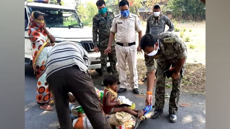 लांजी के एसडीओपी नितेश भार्गव ने कहा कि बालाघाट पहुंचने के बाद पुलिस ने एक निजी गाड़ी का इंतजाम किया और दम्पती को उनके गांव तक पहुंचवाया। आगे पढ़ें दो पिताओं की देसी जुगाड़ के बारे में..