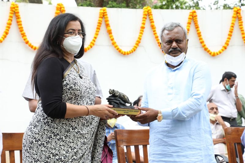 ಮೃಗಾಲಯದ ಪ್ರವೇಶದ್ವಾರ ಬಳಿಯ ಚಾಮುಂಡೇಶ್ವರಿ ಮೂರ್ತಿಗೆ ಪೂಜೆ ಸಲ್ಲಿಸಿದ ಸಹಕಾರ ಸಚಿವ ಎಸ್.ಟಿ.ಸೋಮಶೇಖರ್ ಹಾಗೂ ಮಂಡ್ಯ ಸಂಸದೆ ಸುಮಲತಾ ಅಂಬರೀಷ್