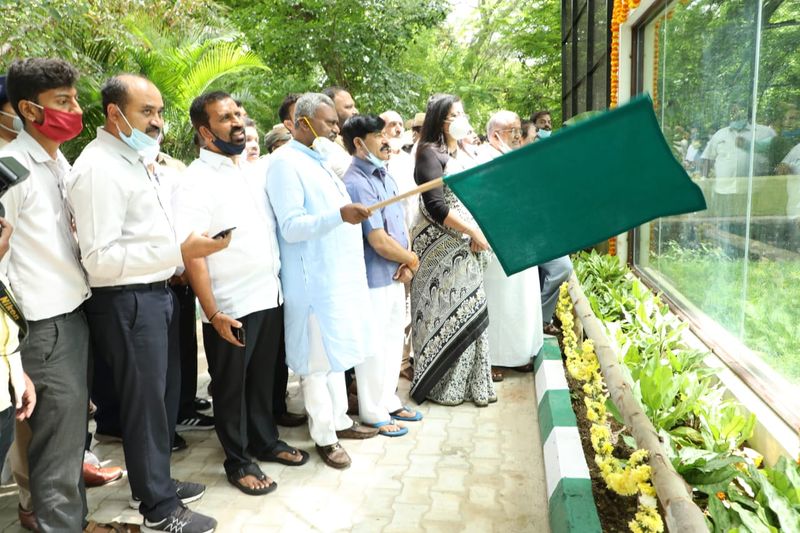 ಲಾಕ್ಡೌನ್ನಿಂದ ಸ್ಥಗಿತಗೊಳಿಸಲಾಗಿದ್ದ ಮೈಸೂರಿನ ಜಯಚಾಮರಾಜೇಂದ್ರ ಮೃಗಾಲಯಕ್ಕೆ ಮೂರು ತಿಂಗಳ ಬಳಿಕ ಚಾಲನೆ ನೀಡಿದ ಸಚಿವ ಎಸ್.ಟಿ.ಸೋಮಶೇಖರ್