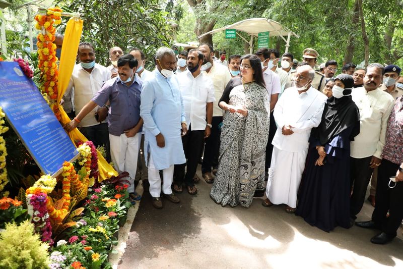 ಮೈಸೂರು ಮೂಲದ ಡಾ.ರಾಜ್ ಕುಮಾರ್, ಅಂಬರೀಷ್ ಹಾಗೂ ಡಾ. ವಿಷ್ಣುವರ್ಧನ್ ಅವರಿಗೆ ಗೌರವ ಸೂಚಿಸಲು ಇದು ಸಕಾಲ. ಈ ನಿಟ್ಟಿನಲ್ಲಿ ಇವರ ಹೆಸರಿನಲ್ಲಿ ಪ್ರಾಣಿಗಳನ್ನು (ಎರಡು ಆನೆ, ಒಂದು ಸಿಂಹ) ದತ್ತು ಪಡೆಯುತ್ತಿರುವುದಾಗಿ ತಿಳಿಸಿದ ಸಚಿವರು