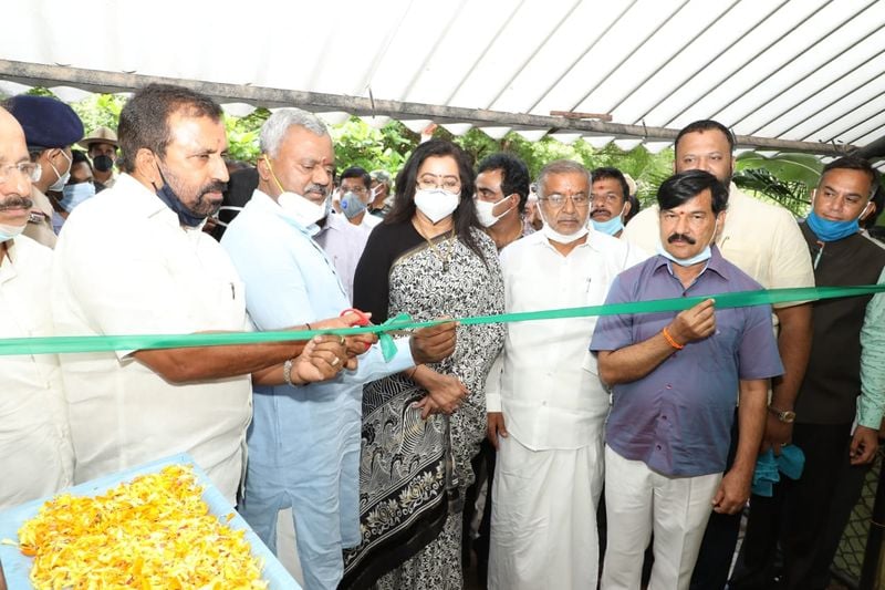 ವರನಟ ಡಾ. ರಾಜ್ ಕುಮಾರ್ ಅವರ ಹೆಸರಿನಲ್ಲಿ ಆನೆ ಹಾಗೂ ರೆಬೆಲ್ ಸ್ಟಾರ್ ಅಂಬರೀಷ್ ಅವರ ಹೆಸರಿನಲ್ಲಿ ಆಫ್ರಿಕನ್ ಆನೆ ಮತ್ತು ಸಾಹಸಸಿಂಹ ವಿಷ್ಣುವರ್ಧನ್ ಹೆಸರಿನಲ್ಲಿ ಒಂದು ಸಿಂಹ ದತ್ತು ಪಡೆದ ಸೋಮಶೇಖರ್