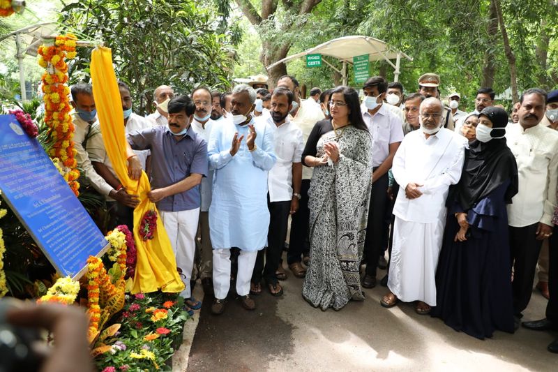ಸಂಕಷ್ಟದ ಕಾಲದಲ್ಲಿ ಮೃಗಾಲಯಕ್ಕೆ 3.23 ಕೋಟಿ ರೂ. ದೇಣಿಗೆ ಸಂಗ್ರಹಿಸಿಕೊಟ್ಟ ಸಚಿವ ಎಸ್.ಟಿ.ಸೋಮಶೇಖರ್ ಅವರಿಗೆ ಗೌರವಾರ್ಥವಾಗಿ ಅವರ ಹೆಸರಿನಲ್ಲಿ ಮೃಗಾಲಯದ ಮುಖ್ಯ ಪ್ರವೇಶದ್ವಾರದ ಎದುರು ಫಲಕ ನಿರ್ಮಾಣ