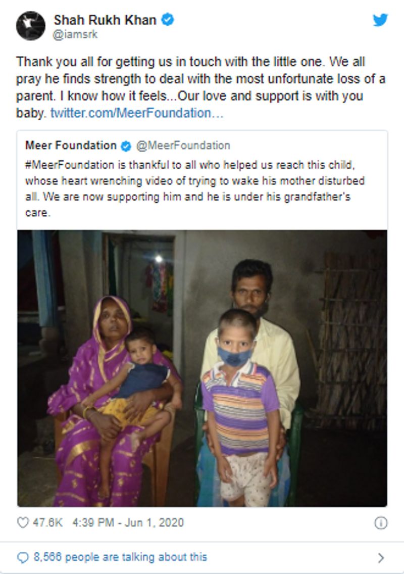 सच क्या है?
शाहरुख खान के मीर फाउंडेशन ने हाल ही में मुजफ्फरपुर स्टेशन वाले उस बच्चे को ढूंढा और उसकी मदद की। फाउंडेशन ने बच्चे की उसके ग्रैंडपेरेंट्स के साथ तस्वीर साझा करते हुए उन सभी लोगों का शुक्रिया अदा किया, जिनकी मदद से उस बच्चे तक पहुंचना संभव हो पाया था। शाहरुख खान ने भी ट्वीट कर बच्चे की हिम्मत बढ़ाई और सबका शुक्रिया अदा किया। आप तस्वीर में देख सकते हैं वायरल फोटो और इसमें काफी फर्क है ये वो बच्चा नहीं है जिसकी शाहरुख ने मदद की है।
कोरोना संकट के दौरान शाहरुख और गौरी खान मदद के लिए आगे आए हैं। उनकी कंपनी ने कुल 7 इनिशिएटिव लॉन्च किए हैं, जिसमें स्वास्थ्य कर्मचारियों को पीपीई किट से लेकर जरूरतमंदों को राशन देने तक का काम किया जा रहा है। इतना ही नहीं, शाहरुख ने बांद्रा स्थित अपने चार मंजिला दफ्तर को बीएमसी को क्वारनटीन सेंटर बनाने के लिए दिया है। इसे क्वारनटीन सेंटर बनाने के लिए गौरी खान ने खुद इसे रीडिजाइन किया है। उन्होंने इसका एक वीडियो भी शेयर किया था।